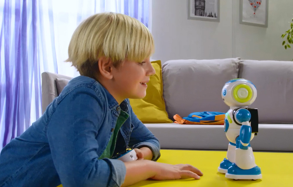 Robot explique la programmation aux enfants