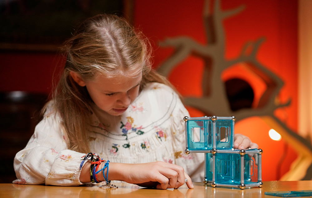 Enfant jouant avec Geomag Pro-L
