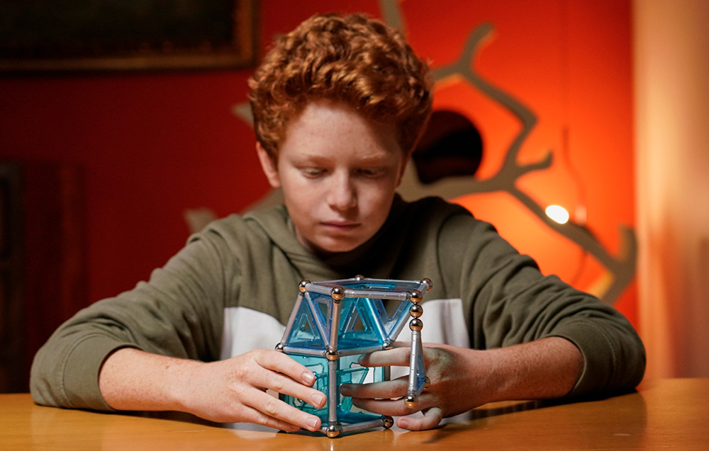 Enfants construisant avec Geomag Pro-L