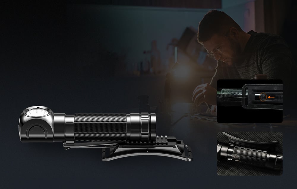 Au premier plan, le processus de retrait de la sangle de la lampe de poche Superfire TH04. En arrière-plan, un homme concentré est en train de travailler.