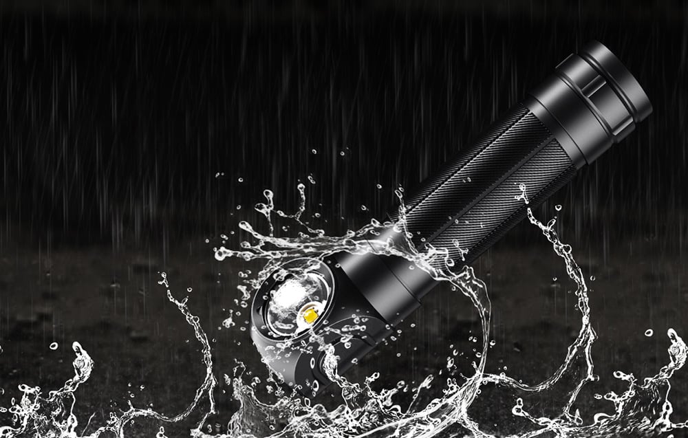 Lampe de poche Superfire TH04 contre un fond sombre sous la pluie.