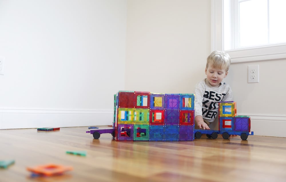 Enfants jouant avec des blocs Playmags