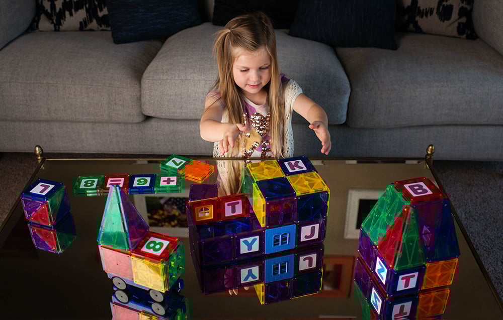 Construction créative avec des blocs Playmags