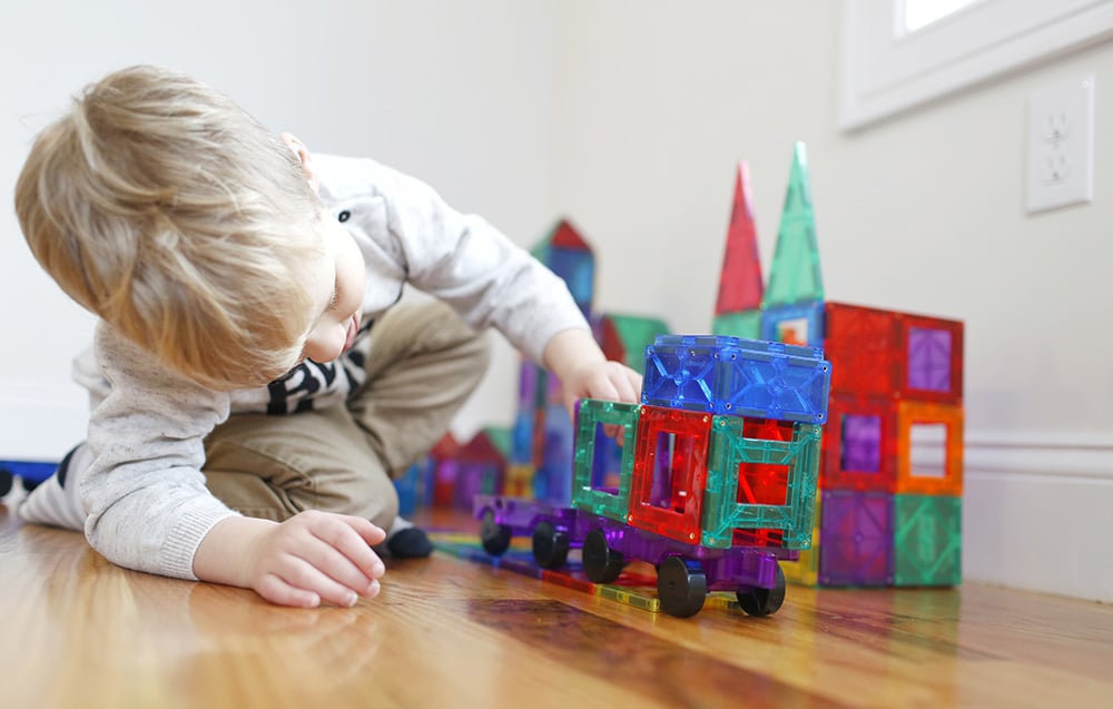 Enfant construisant avec des blocs Playmags