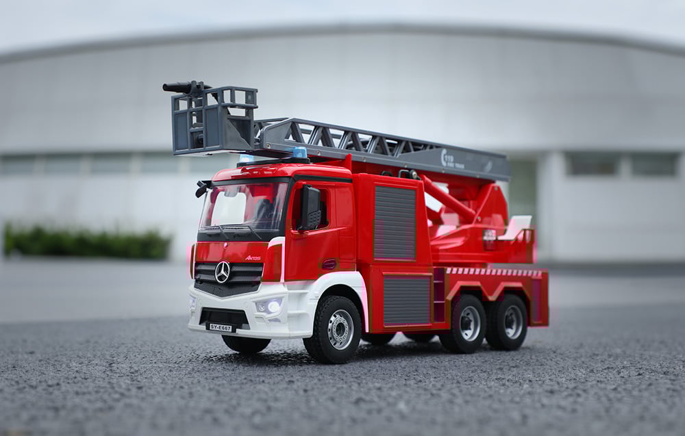 Camion de pompiers avec échelle étendue