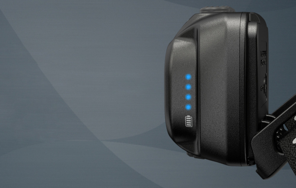 Lampe frontale Nitecore NU33 en cours de charge