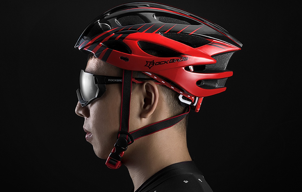 Casque avec visière détachable
