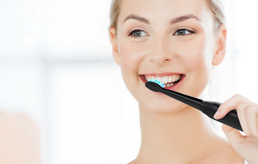 Brosse à dents montrée en utilisation sous l'eau