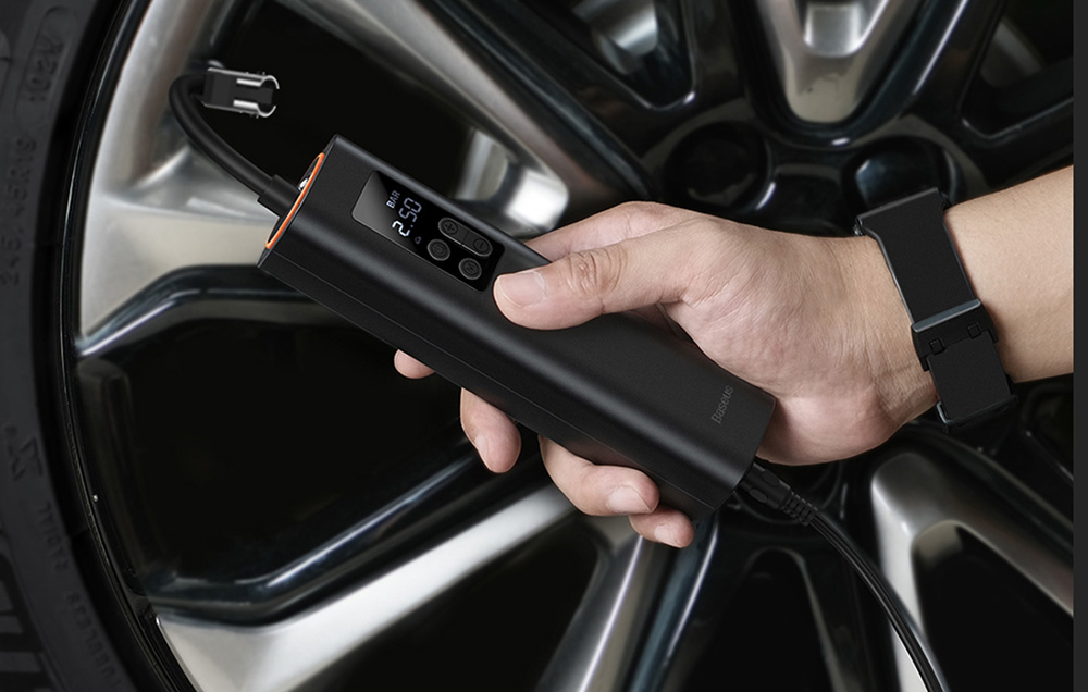 Baseus mini compresseur en action