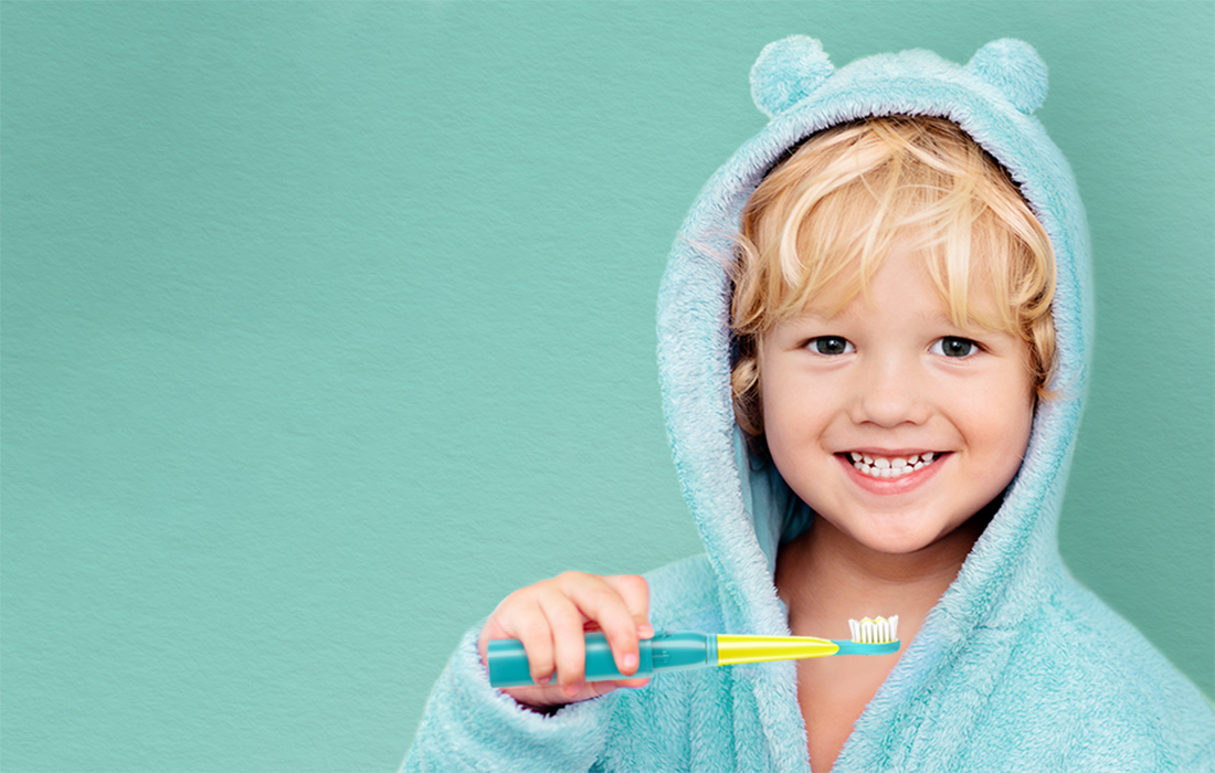 Enfant tenant la brosse à dents FairyWill