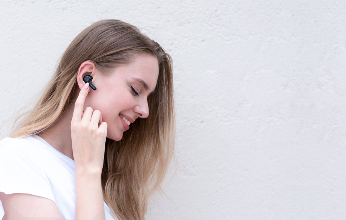 Personne installant des embouts sur le casque EarFun Air