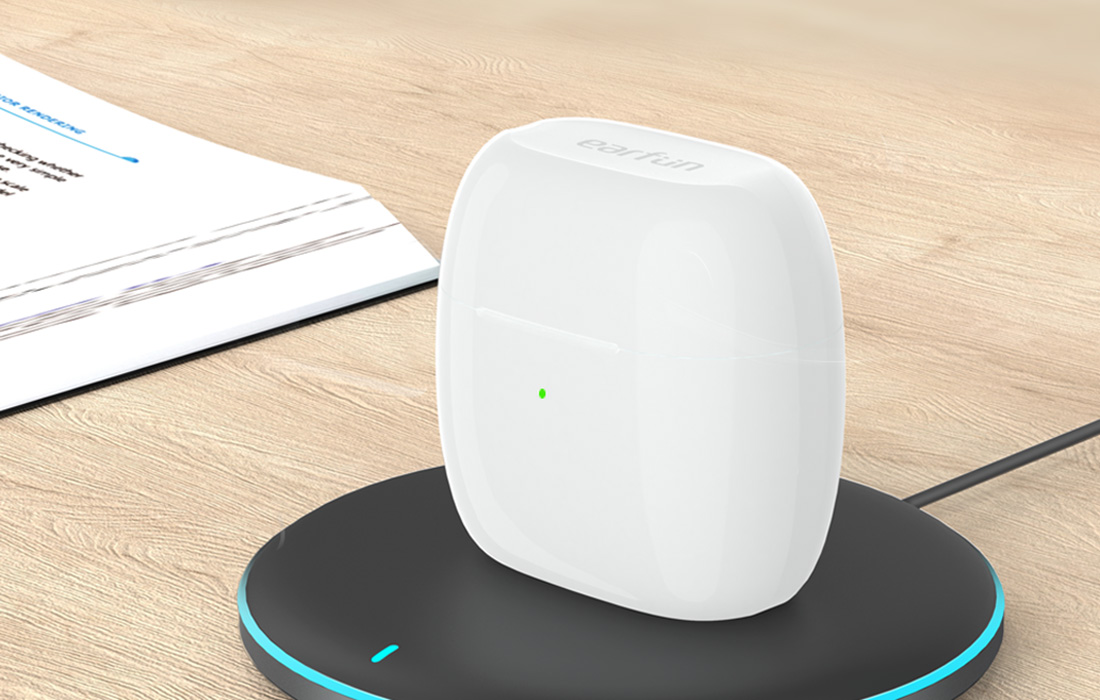 Boîtier de charge ouvert avec écouteurs