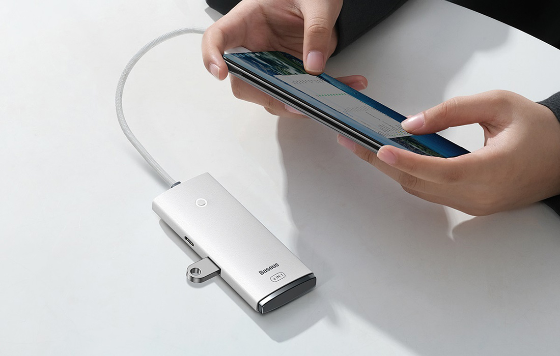 Hub Baseus avec smartphone