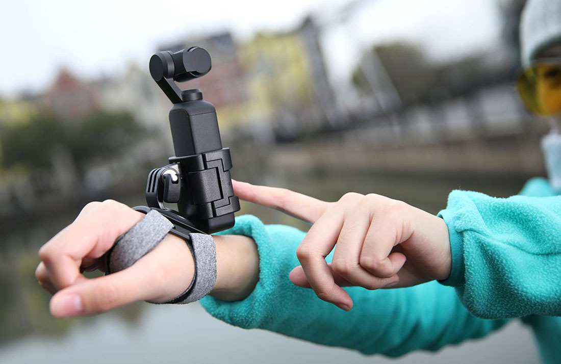 Monture de poignet PGYTECH, vue de côté avec caméra DJI Osmo Pocket
