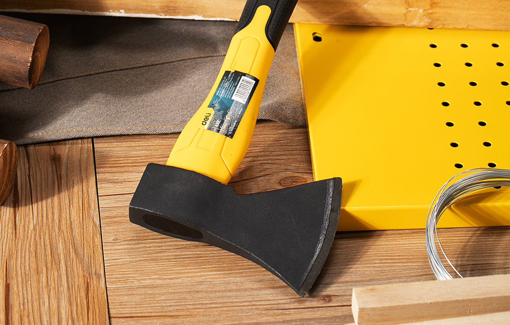 Détail du manche antidérapant de la hache Deli Tools EDL5708