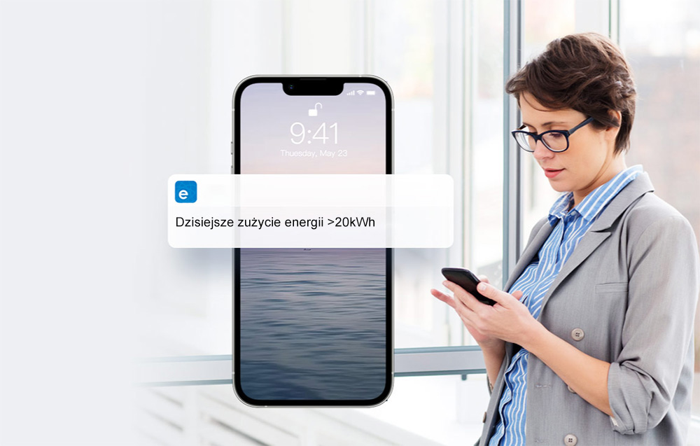 Écran LCD du Sonoff POWR316D montrant les données de consommation d'énergie