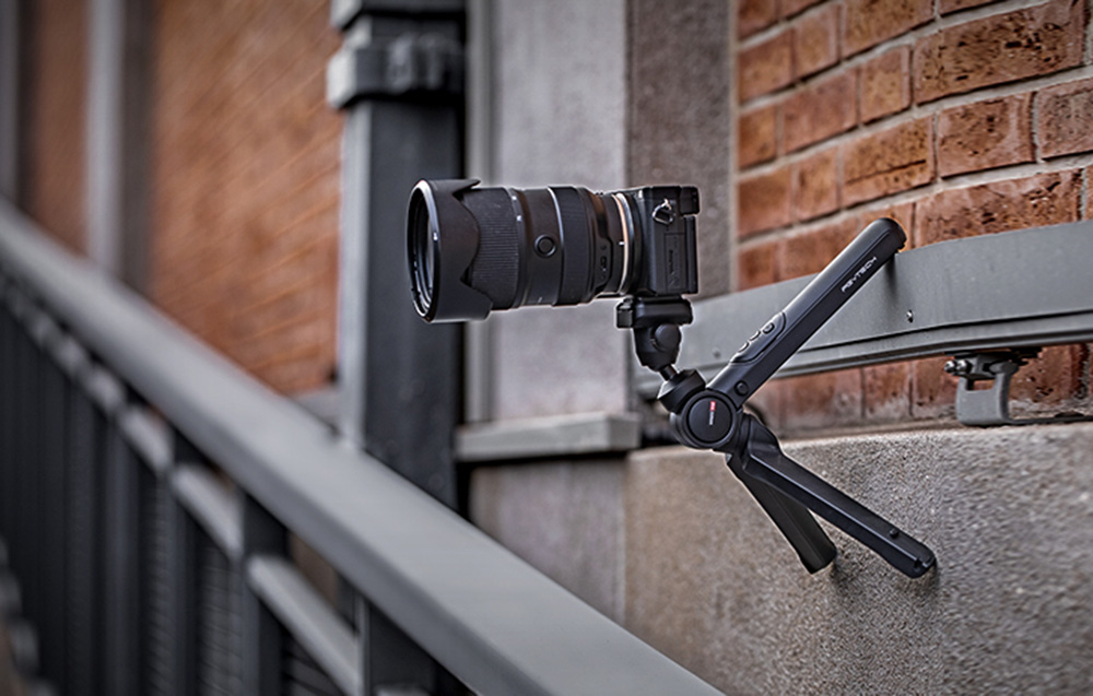 PGYTECH MantisPod 2.0 accroché à une barrière
