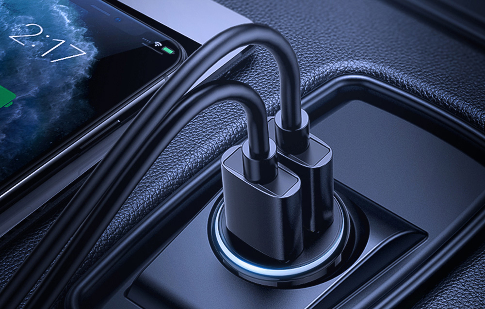 Chargeur de voiture Joyroom C-A06 en utilisation