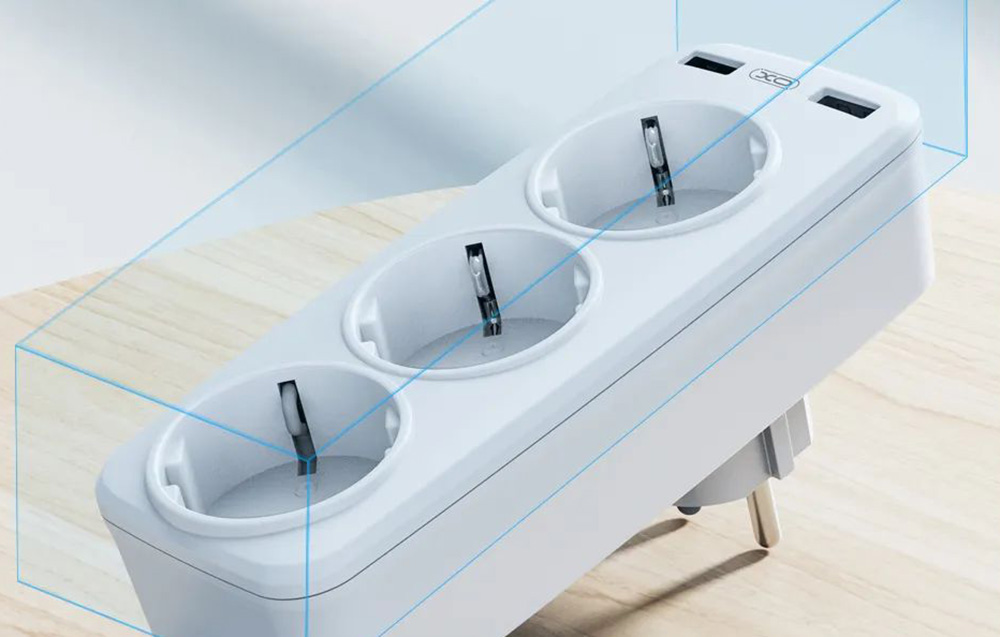 Chargeur XO WL08EU à côté d'un café et un notebook.