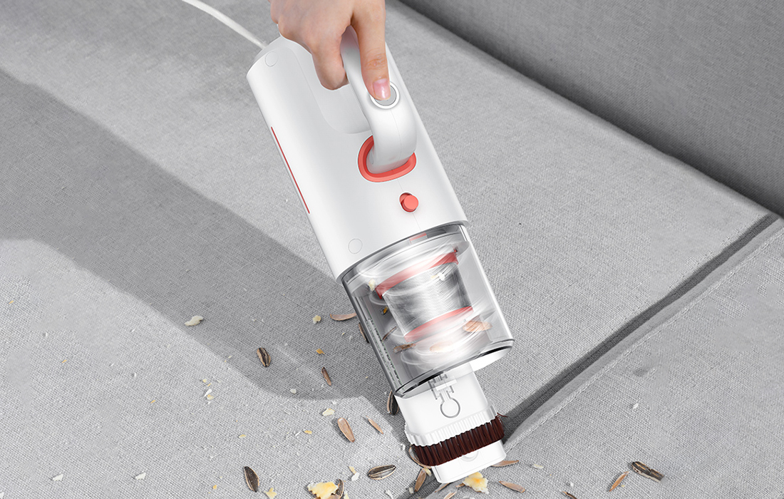 Aspirateur Deerma CM1300 en action