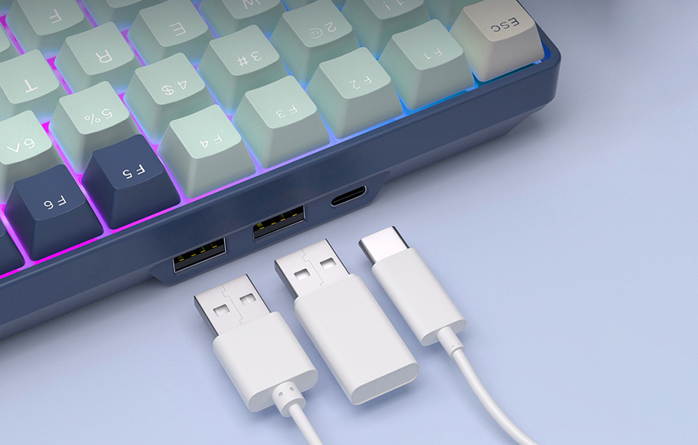 Clavier Royal Kludge monté sur un bureau