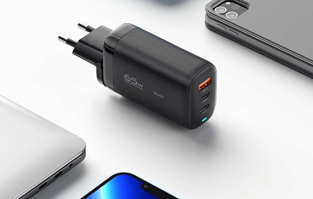 Chargeur Essager sur un bureau entouré d'autres appareils.