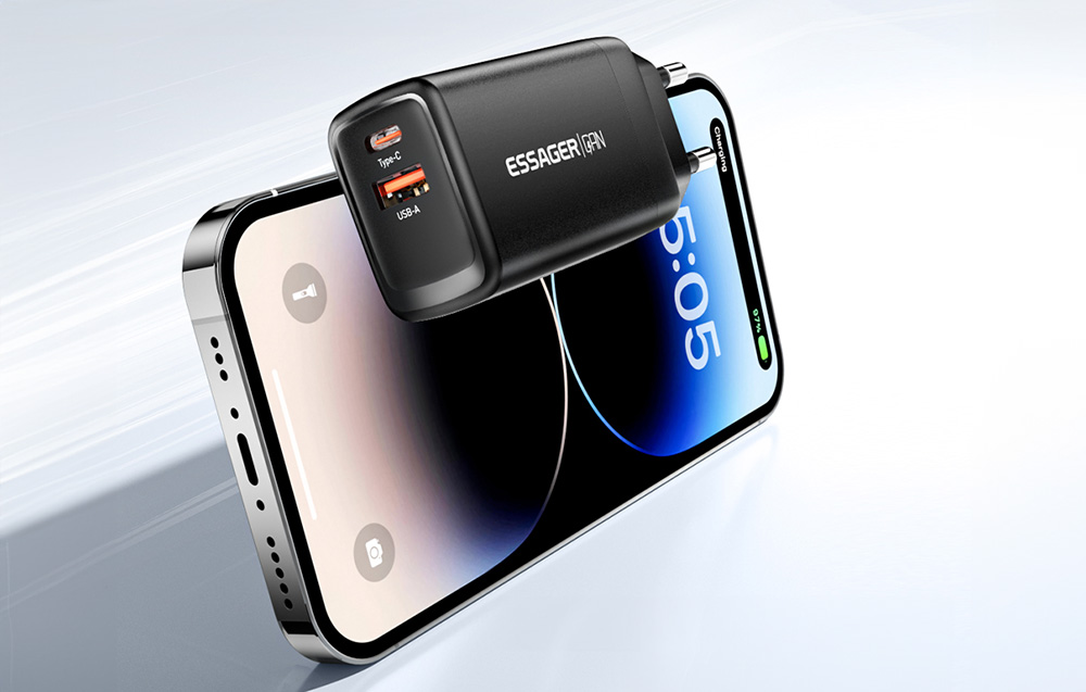 chargeur noir Essager avec ports USB, à côté d'un smartphone sur un fond clair
