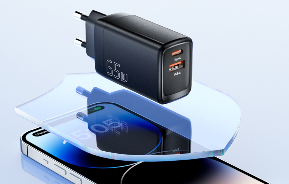 chargeur mural noir avec ports USB, en dessous un bouclier bleu, en bas un smartphone