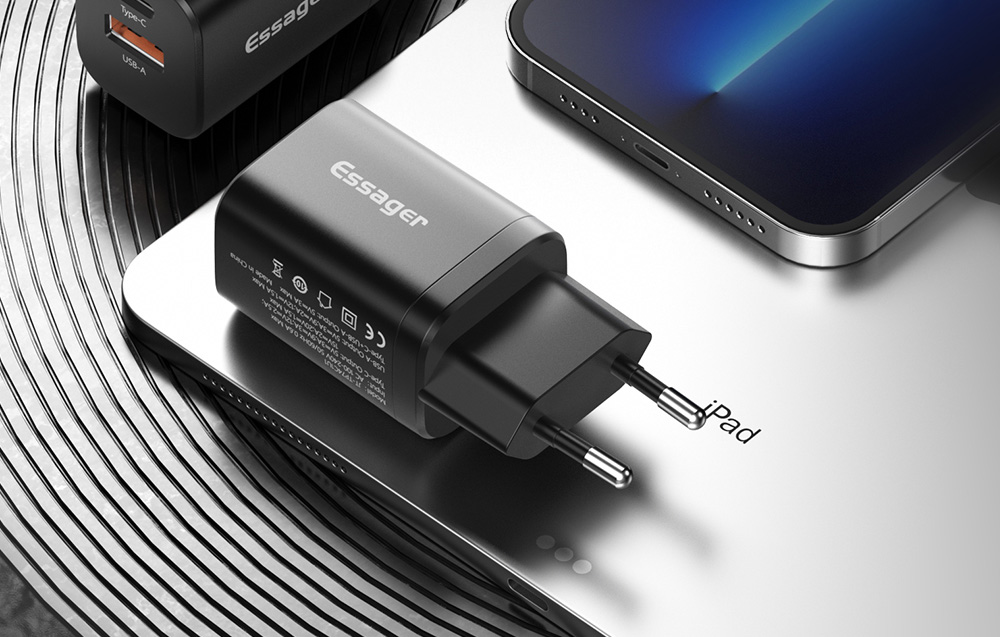 chargeur mural Essager posé sur un iPad gris, à droite un smartphone