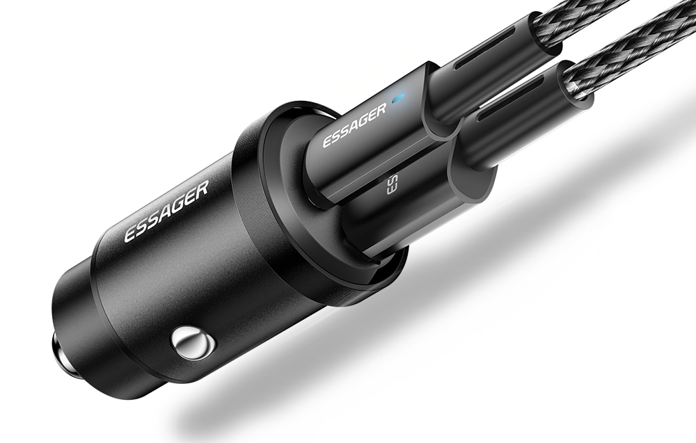 2 câbles USB connectés au chargeur de voiture