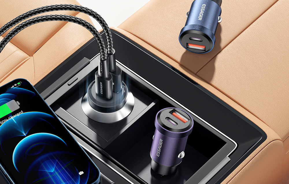 chargeurs de voiture et smartphone dans la voiture