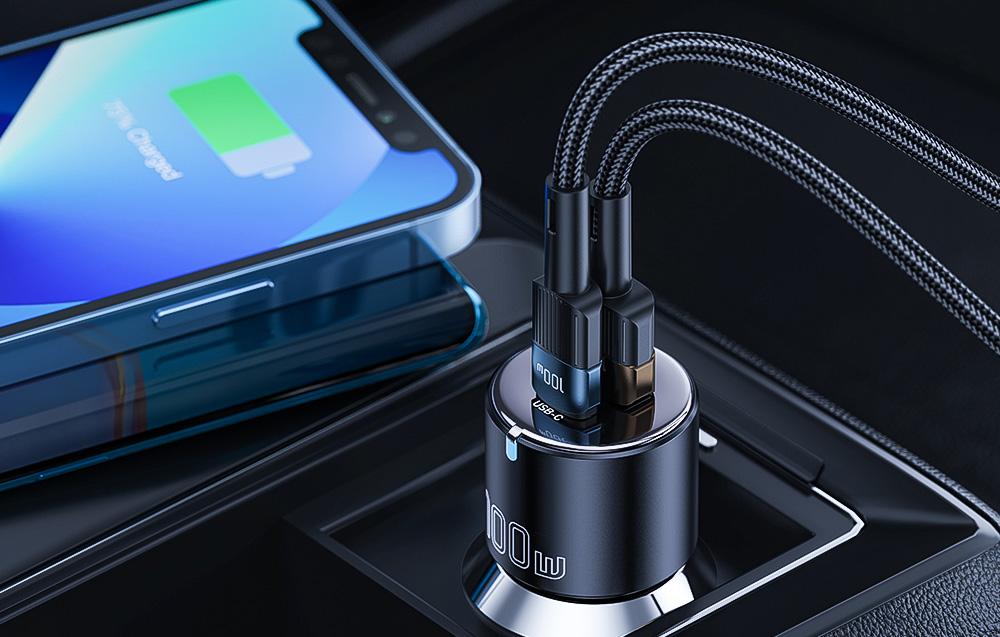 2 smartphones connectés au chargeur de voiture