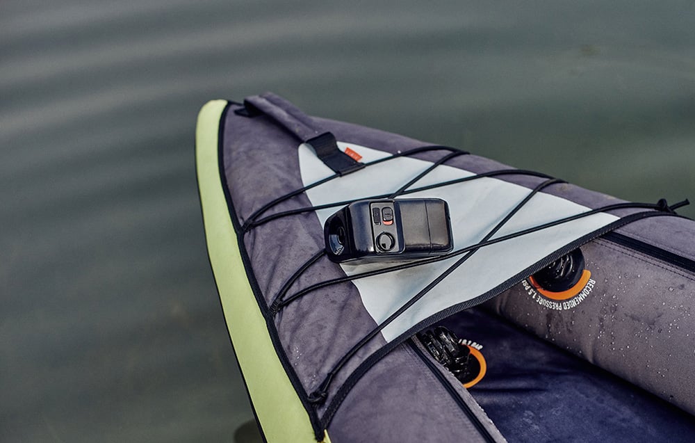 Image de la Pompe Flextail Max Boat Pump en action