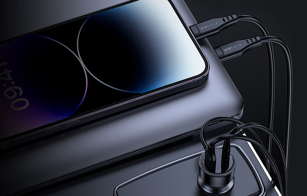 smartphone connecté au chargeur de voiture