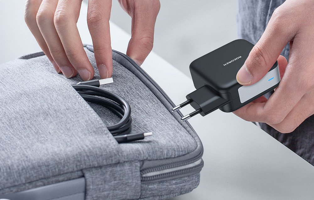 Chargeur compact pour voyages