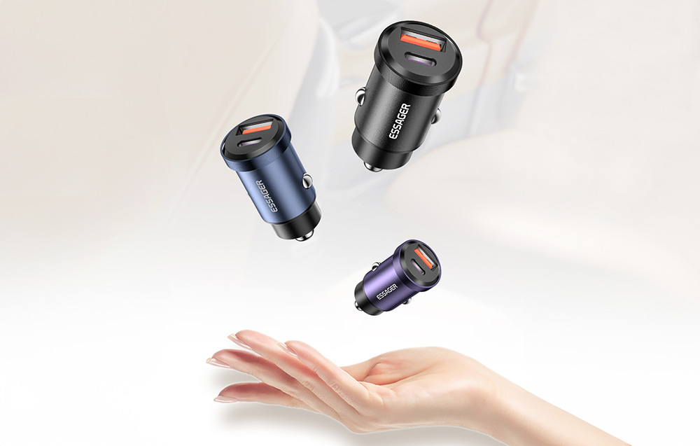 3 chargeurs de voiture Essager en différentes variantes de couleur (noir, bleu, violet) en l'air sur un fond lumineux au-dessus d'une main de femme.