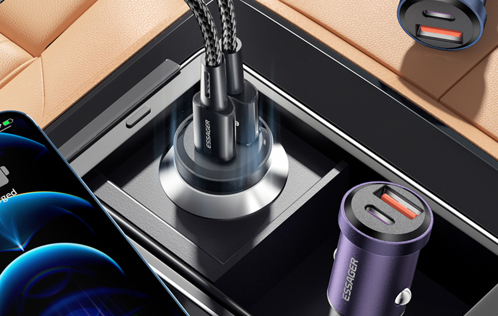 Chargeur de voiture Essager en usage dans une voiture. À côté, la variante violette de l'appareil est visible.