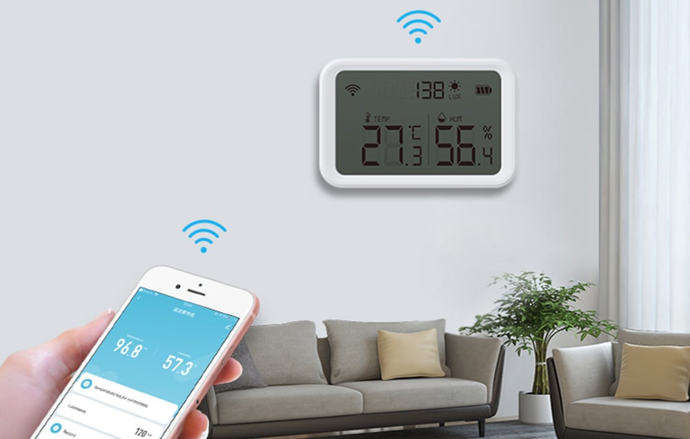 Capteur de température et d'humidité NEO NAS-TH02W avec affichage Zigbee TUYA sur un mur. Au-dessus, un symbole Wi-Fi. Au premier plan, une main tenant un smartphone, avec également un symbole Wi-Fi au-dessus.