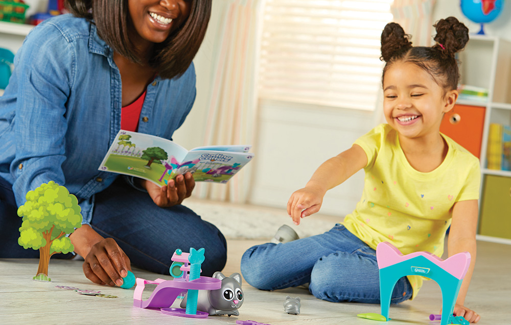 femme jouant avec sa fille avec le set d'apprentissage du codage