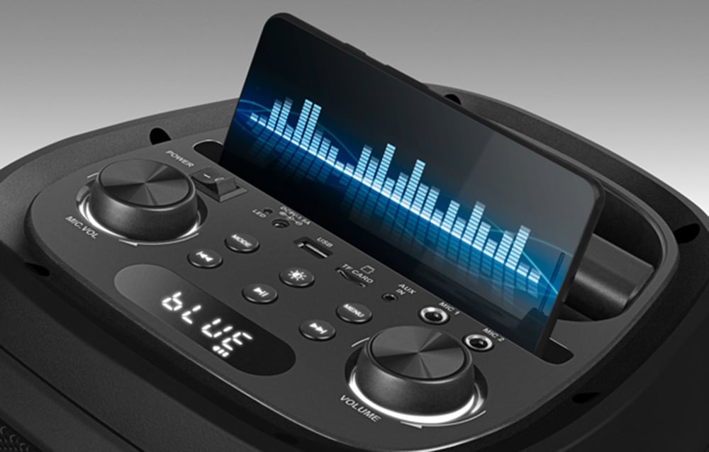 smartphone appuyé contre l'enceinte sur un fond gris